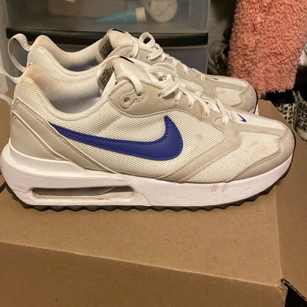 Woman’s Nike’s size 7